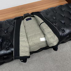 1v 路易威登 秋冬男士商务翻领时尚羽绒服 定制羊毛面料 超有设计斜坑条纹翻领 轻奢时尚休闲风格,轻盈保暖柔软!低调系 1v 路易威登 秋冬男士商务翻领时尚羽绒服 定制羊毛面料 超有设计斜坑条纹翻领 轻奢时尚休闲风格,轻盈保暖柔软!低调系