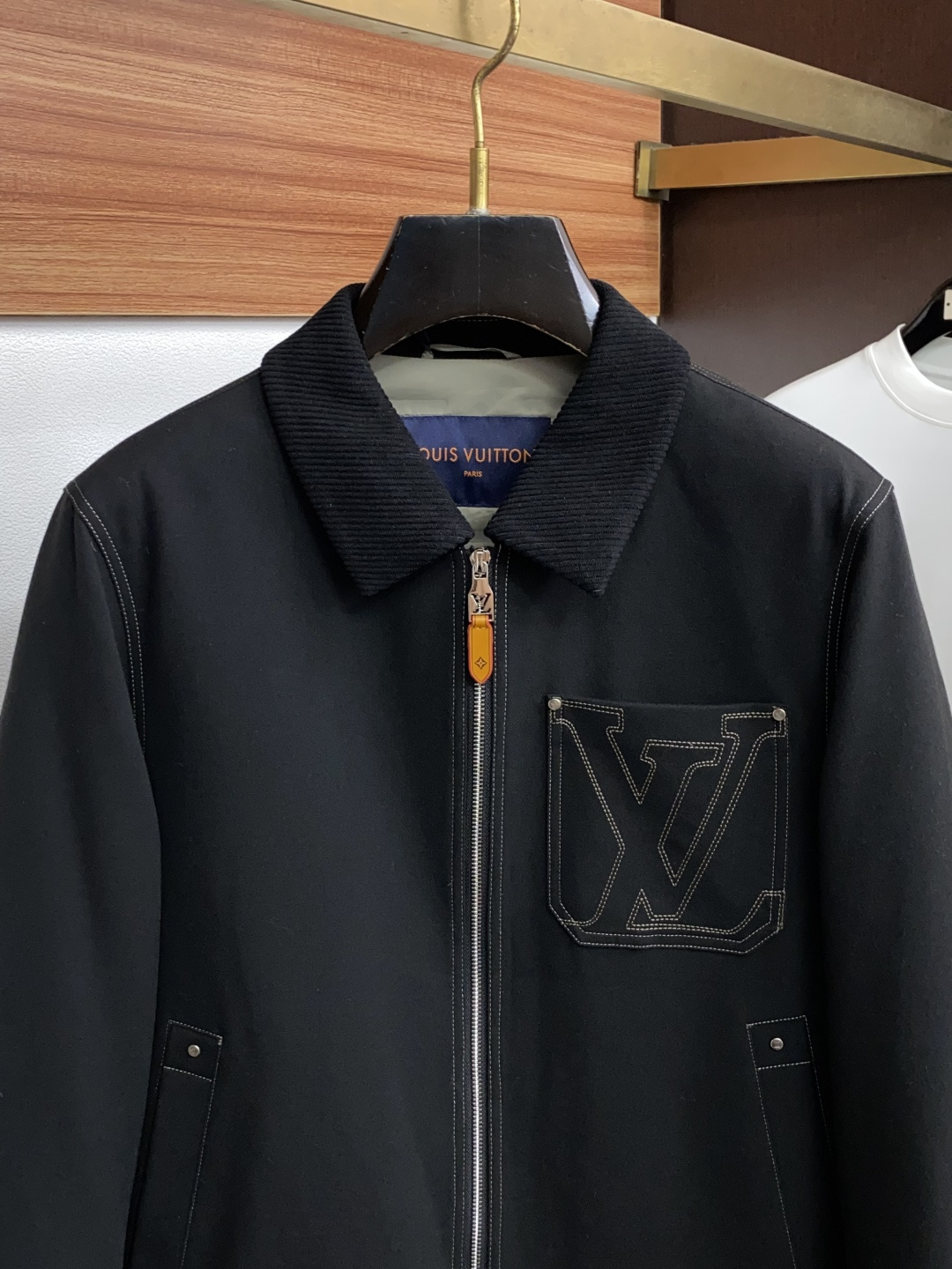 1v 路易威登 秋冬男士商务翻领时尚羽绒服 定制羊毛面料 超有设计斜坑条纹翻领 轻奢时尚休闲风格,轻盈保暖柔软!低调系 1v 路易威登 秋冬男士商务翻领时尚羽绒服 定制羊毛面料 超有设计斜坑条纹翻领 轻奢时尚休闲风格,轻盈保暖柔软!低调系