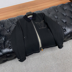 1v 路易威登 秋冬男士商务翻领时尚羽绒服 定制羊毛面料 超有设计斜坑条纹翻领 轻奢时尚休闲风格,轻盈保暖柔软!低调系 1v 路易威登 秋冬男士商务翻领时尚羽绒服 定制羊毛面料 超有设计斜坑条纹翻领 轻奢时尚休闲风格,轻盈保暖柔软!低调系