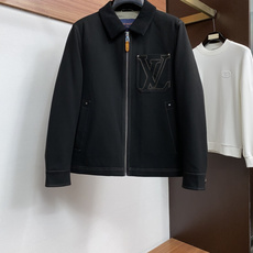 1v 路易威登 秋冬男士商务翻领时尚羽绒服 定制羊毛面料 超有设计斜坑条纹翻领 轻奢时尚休闲风格,轻盈保暖柔软!低调系 1v 路易威登 秋冬男士商务翻领时尚羽绒服 定制羊毛面料 超有设计斜坑条纹翻领 轻奢时尚休闲风格,轻盈保暖柔软!低调系