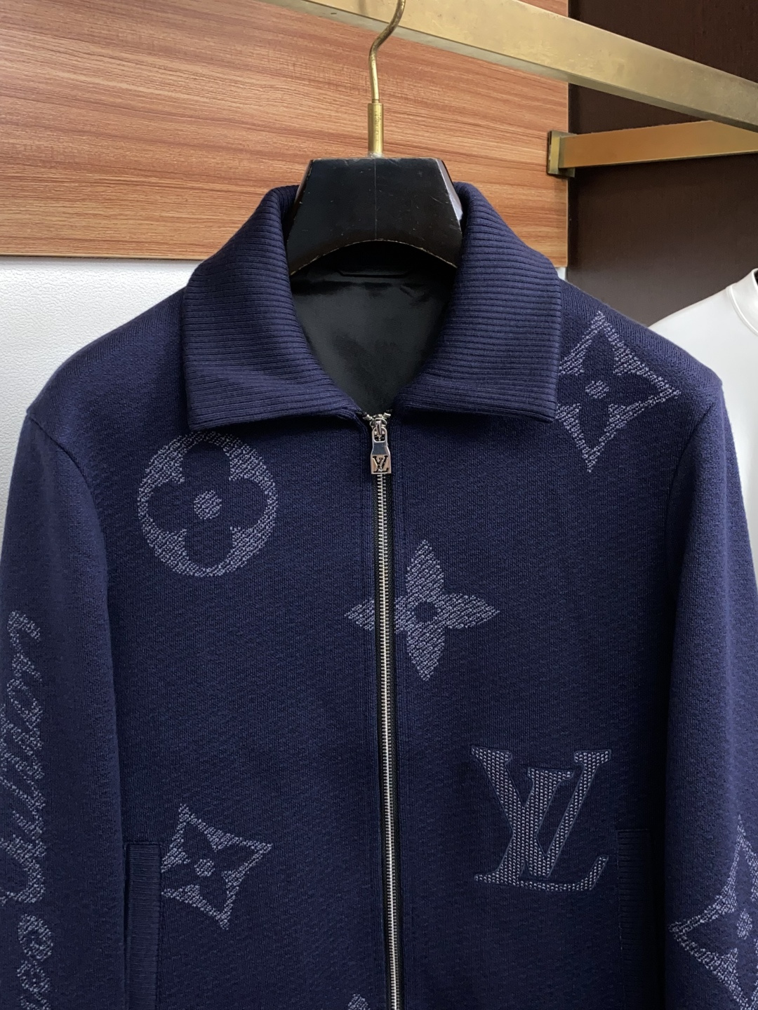 1v 路易威登 最新设计款 2026ss 家新款羊毛针织 夹克外套,秀场新品‼品相非常完美,舒适保暖,三标齐全色泽饱满诱 1v 路易威登 最新设计款 2026ss 家新款羊毛针织 夹克外套,秀场新品‼品相非常完美,舒适保暖,三标齐全色泽饱满诱