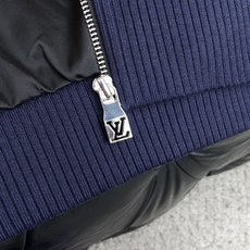 1v 路易威登 最新设计款 2026ss 家新款羊毛针织 夹克外套,秀场新品‼品相非常完美,舒适保暖,三标齐全色泽饱满诱 1v 路易威登 最新设计款 2026ss 家新款羊毛针织 夹克外套,秀场新品‼品相非常完美,舒适保暖,三标齐全色泽饱满诱