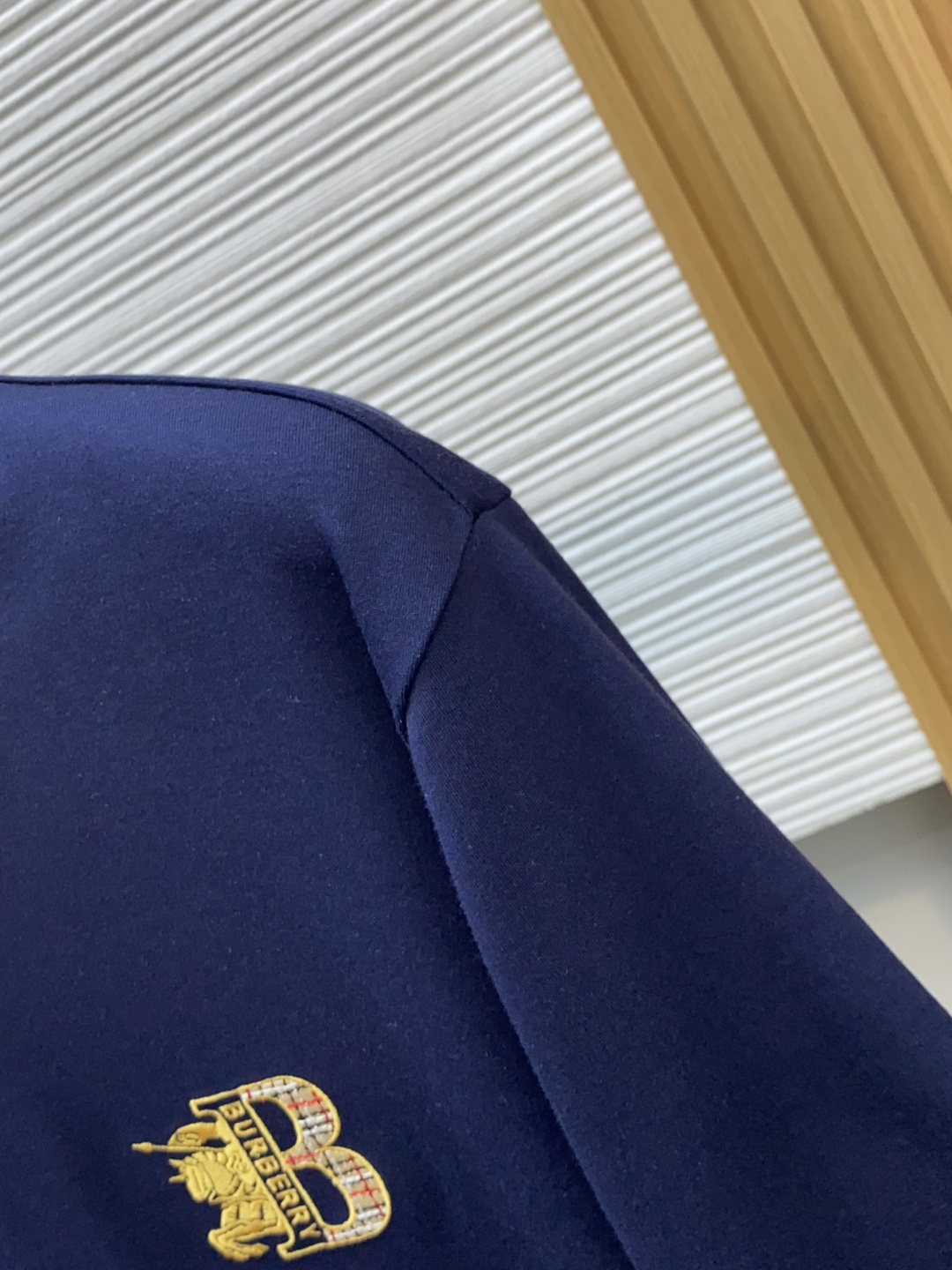 巴宝莉 2026秋冬 圆领绣花短袖T恤打底衫 元素性的Logo徽章凸显休闲时尚魅力,依然独领时尚风骚.内搭好伴侣… 客供