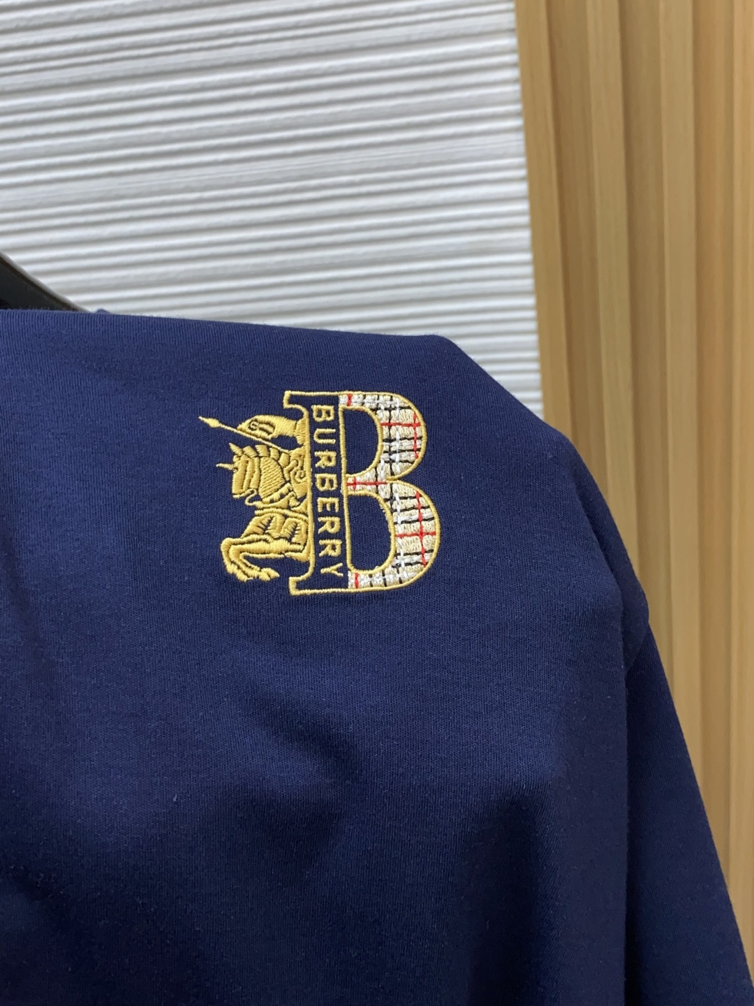 巴宝莉 2026秋冬 圆领绣花短袖T恤打底衫 元素性的Logo徽章凸显休闲时尚魅力,依然独领时尚风骚.内搭好伴侣… 客供