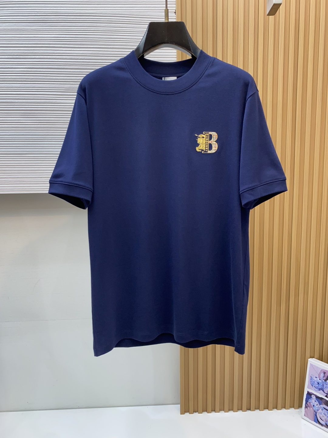 巴宝莉 2026秋冬 圆领绣花短袖T恤打底衫 元素性的Logo徽章凸显休闲时尚魅力,依然独领时尚风骚.内搭好伴侣… 客供