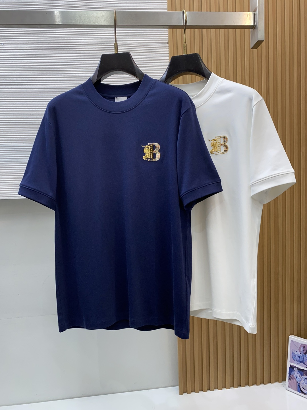 巴宝莉 2026秋冬 圆领绣花短袖T恤打底衫 元素性的Logo徽章凸显休闲时尚魅力,依然独领时尚风骚.内搭好伴侣… 客供