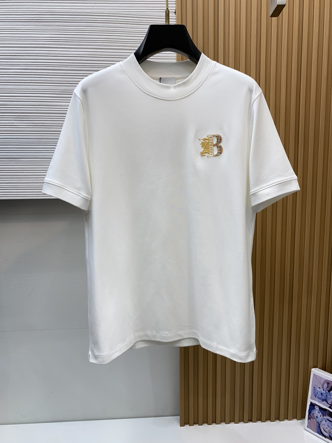 巴宝莉 2026秋冬 圆领绣花短袖T恤打底衫 元素性的Logo徽章凸显休闲时尚魅力,依然独领时尚风骚.内搭好伴侣… 客供