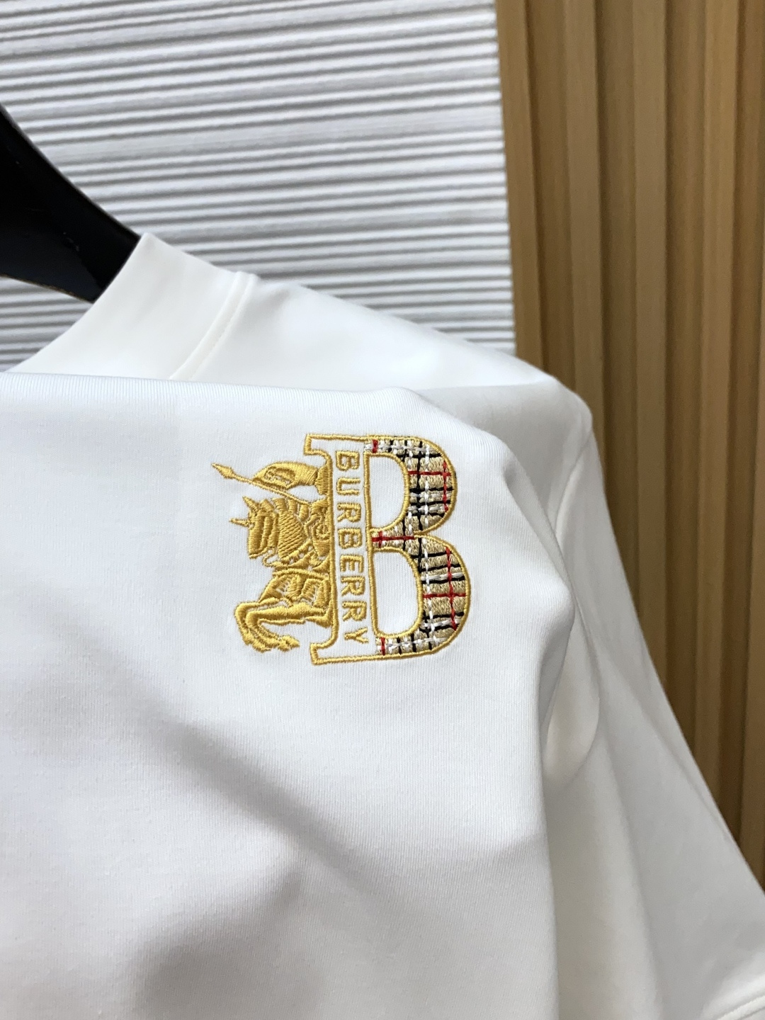 巴宝莉 2026秋冬 圆领绣花短袖T恤打底衫 元素性的Logo徽章凸显休闲时尚魅力,依然独领时尚风骚.内搭好伴侣… 客供