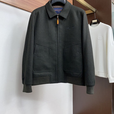 1v 路易威登 秋冬男士商务翻领时尚羽绒服 定制羊毛面料 轻奢时尚休闲风格,轻盈保暖柔软!低调系列时尚百搭,就是有型! 1v 路易威登 秋冬男士商务翻领时尚羽绒服 定制羊毛面料 轻奢时尚休闲风格,轻盈保暖柔软!低调系列时尚百搭,就是有型!