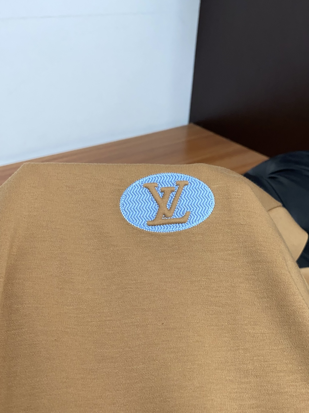 1v 路易威登 2026秋冬 圆领绣花短袖T恤打底衫 元素性的Logo徽章凸显休闲时尚魅力,依然独领时尚风骚.内搭好伴 1v 路易威登 2026秋冬 圆领绣花短袖T恤打底衫 元素性的Logo徽章凸显休闲时尚魅力,依然独领时尚风骚.内搭好伴