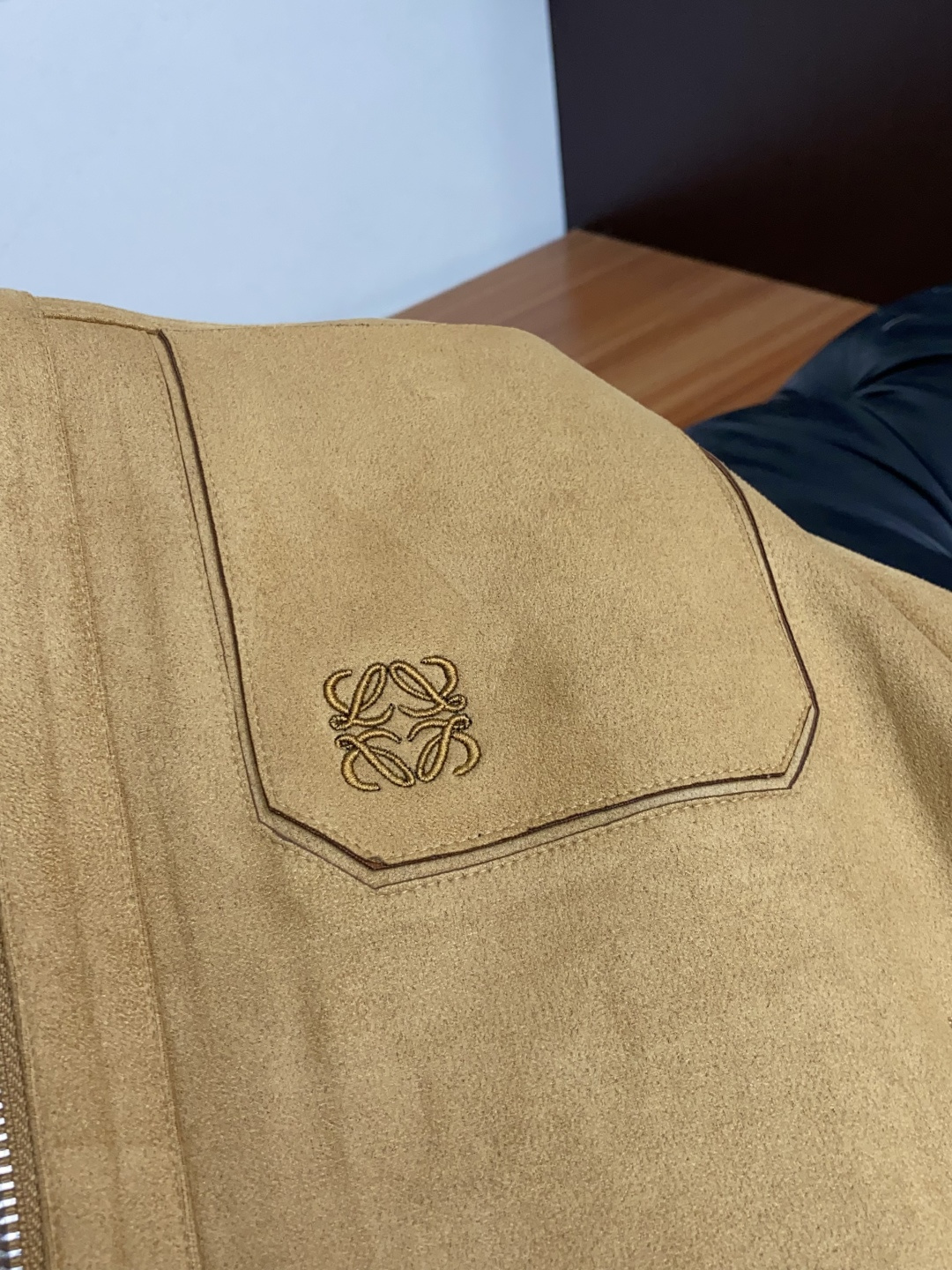 男装【新品】 L0EWE 绒面翻领羽绒服外套 柜台同步发售，高精细的奢华品质,轻奢感超强.全新领圈点缀色织元素拥有最新的
