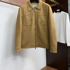 男装【新品】 L0EWE 绒面翻领羽绒服外套 柜台同步发售,高精细的奢华品质,轻奢感超强.全新领圈点缀色织元素拥有最新的 男装【新品】 L0EWE 绒面翻领羽绒服外套 柜台同步发售,高精细的奢华品质,轻奢感超强.全新领圈点缀色织元素拥有最新的