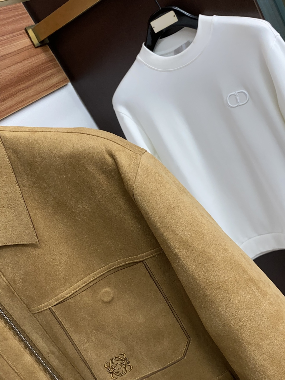 男装【新品】 L0EWE 绒面翻领羽绒服外套 柜台同步发售，高精细的奢华品质,轻奢感超强.全新领圈点缀色织元素拥有最新的