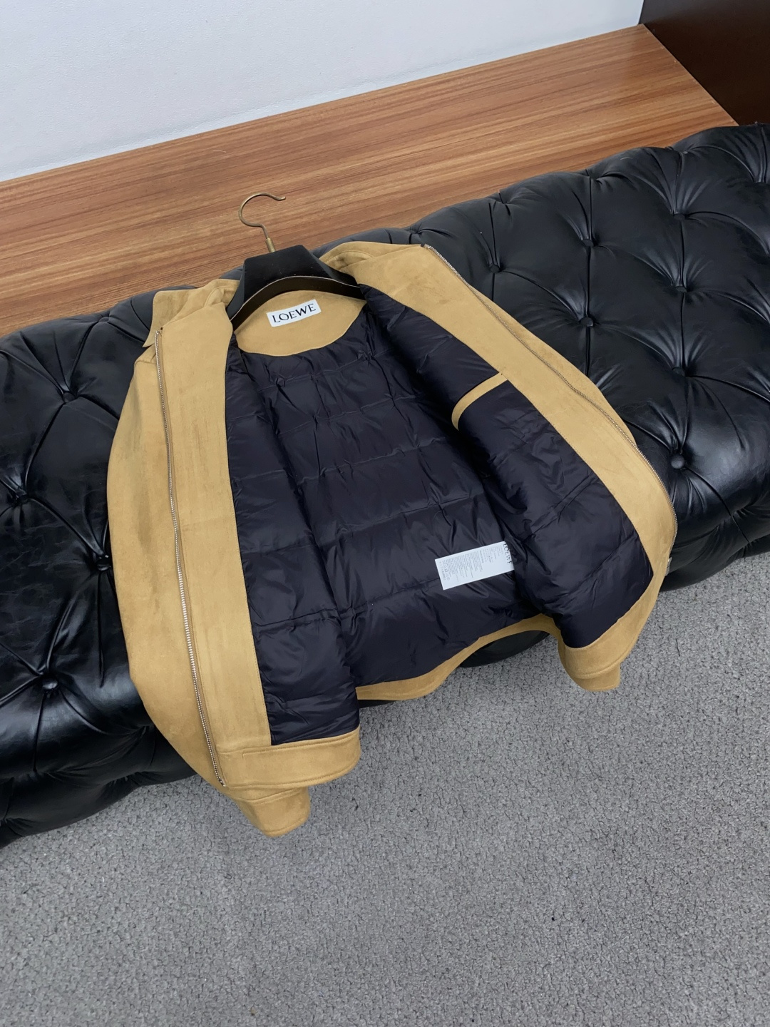 男装【新品】 L0EWE 绒面翻领羽绒服外套 柜台同步发售，高精细的奢华品质,轻奢感超强.全新领圈点缀色织元素拥有最新的
