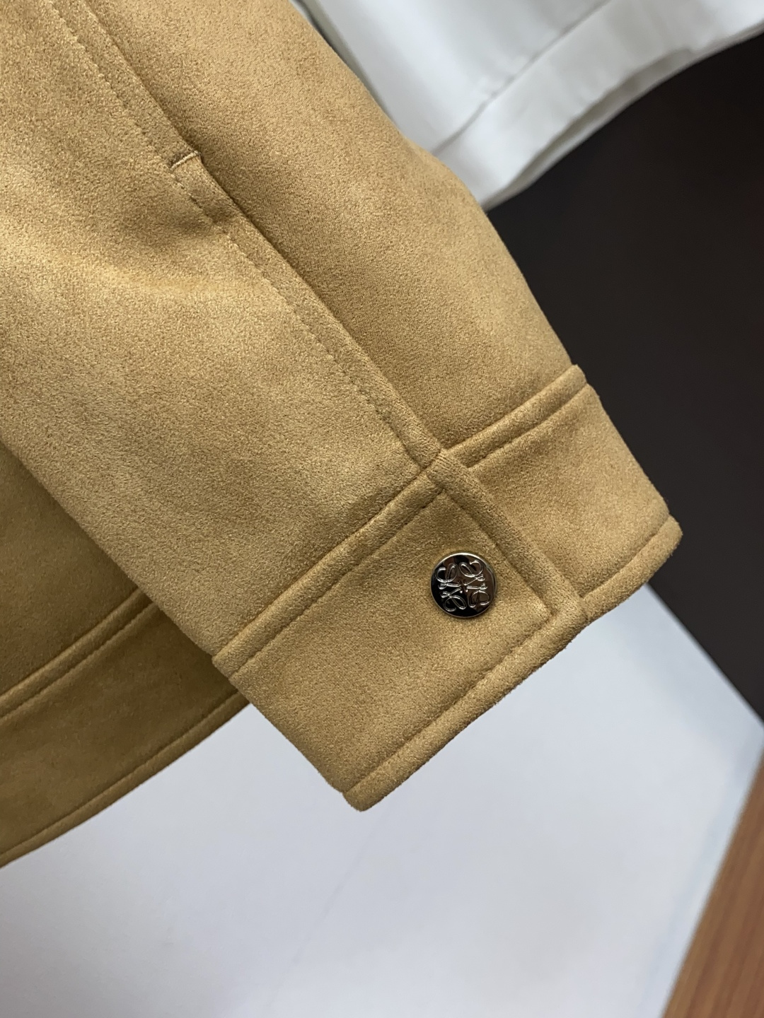 男装【新品】 L0EWE 绒面翻领羽绒服外套 柜台同步发售，高精细的奢华品质,轻奢感超强.全新领圈点缀色织元素拥有最新的