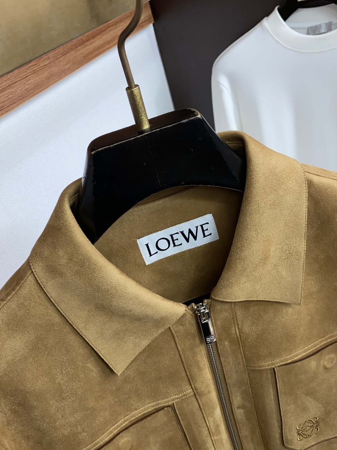 男装【新品】 L0EWE 绒面翻领羽绒服外套 柜台同步发售，高精细的奢华品质,轻奢感超强.全新领圈点缀色织元素拥有最新的