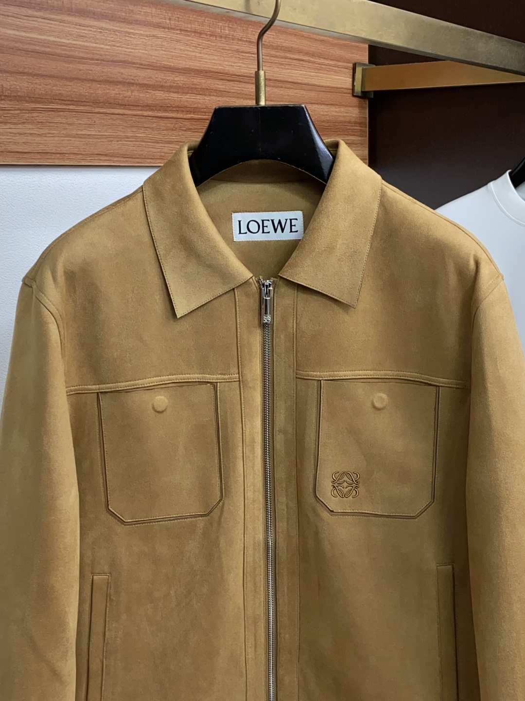 男装【新品】 L0EWE 绒面翻领羽绒服外套 柜台同步发售，高精细的奢华品质,轻奢感超强.全新领圈点缀色织元素拥有最新的
