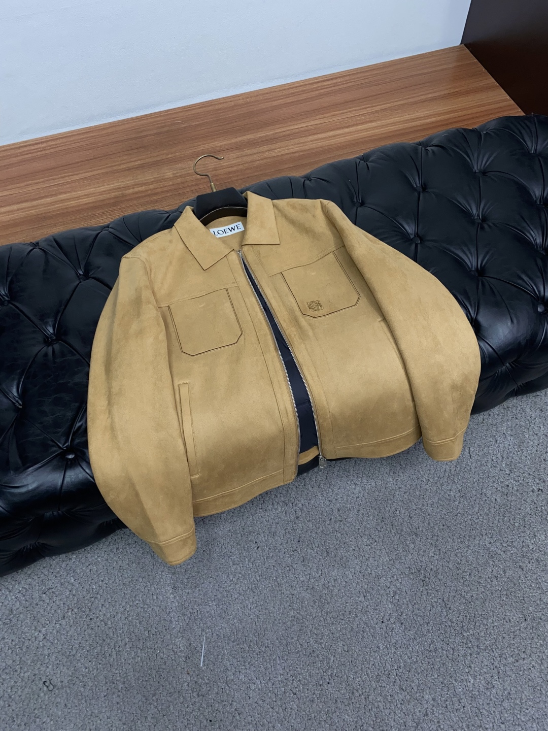 男装【新品】 L0EWE 绒面翻领羽绒服外套 柜台同步发售，高精细的奢华品质,轻奢感超强.全新领圈点缀色织元素拥有最新的