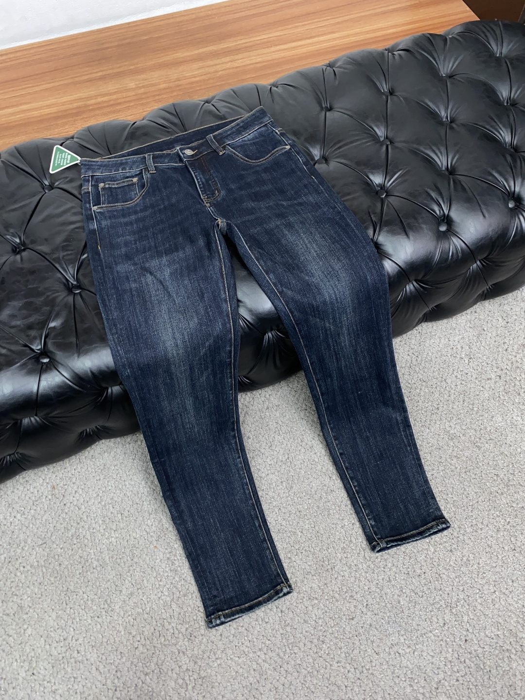 芬迪 29-38 最新款牛仔裤 秋冬最新款上身版型无敌正! 绝对可以闭眼收的一款 此款裤子非常百搭,弹力腰围,日常上班 芬迪 29-38 最新款牛仔裤 秋冬最新款上身版型无敌正! 绝对可以闭眼收的一款 此款裤子非常百搭,弹力腰围,日常上班