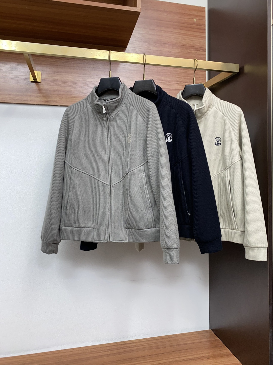 BC M-3xL 男装针织夹克外套 柜台同步发售,高精细的奢华品质,轻奢感超强.全新亚麻面料拥有最新的时尚气质及将魅力韵 BC M-3xL 男装针织夹克外套 柜台同步发售,高精细的奢华品质,轻奢感超强.全新亚麻面料拥有最新的时尚气质及将魅力韵