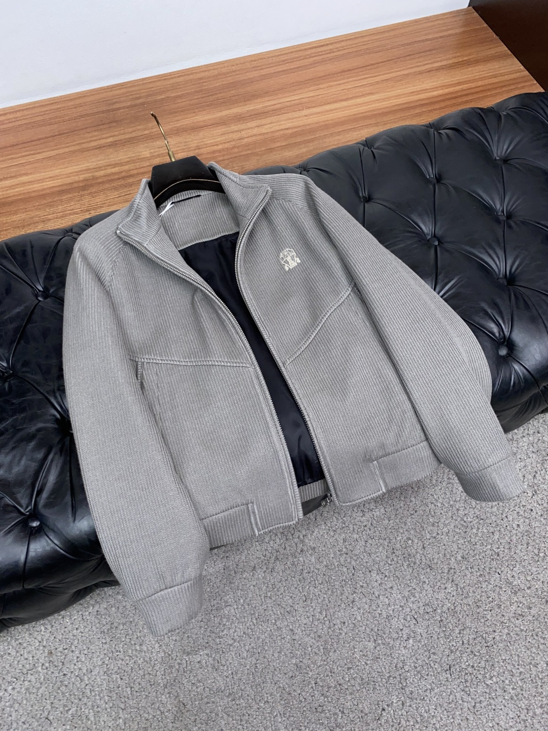 BC M-3xL 男装针织夹克外套 柜台同步发售,高精细的奢华品质,轻奢感超强.全新亚麻面料拥有最新的时尚气质及将魅力韵 BC M-3xL 男装针织夹克外套 柜台同步发售,高精细的奢华品质,轻奢感超强.全新亚麻面料拥有最新的时尚气质及将魅力韵