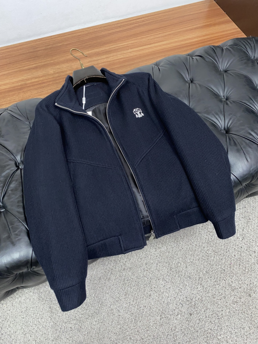 BC M-3xL 男装针织夹克外套 柜台同步发售,高精细的奢华品质,轻奢感超强.全新亚麻面料拥有最新的时尚气质及将魅力韵 BC M-3xL 男装针织夹克外套 柜台同步发售,高精细的奢华品质,轻奢感超强.全新亚麻面料拥有最新的时尚气质及将魅力韵