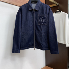 罗意威 M-2xL 最新设计款 2026ss 家新款翻领牛仔夹克外套,秀场新品‼品相非常完美,舒适保暖,三标齐全色泽饱满 罗意威 M-2xL 最新设计款 2026ss 家新款翻领牛仔夹克外套,秀场新品‼品相非常完美,舒适保暖,三标齐全色泽饱满