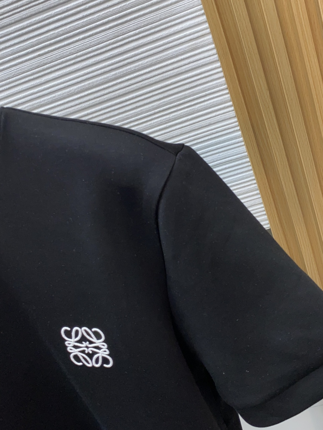 冲少 罗意威 2026秋冬 圆领绣花短袖T恤打底衫 元素性的Logo徽章凸显休闲时尚魅力,依然独领时尚风骚.内搭好伴 冲少 罗意威 2026秋冬 圆领绣花短袖T恤打底衫 元素性的Logo徽章凸显休闲时尚魅力,依然独领时尚风骚.内搭好伴