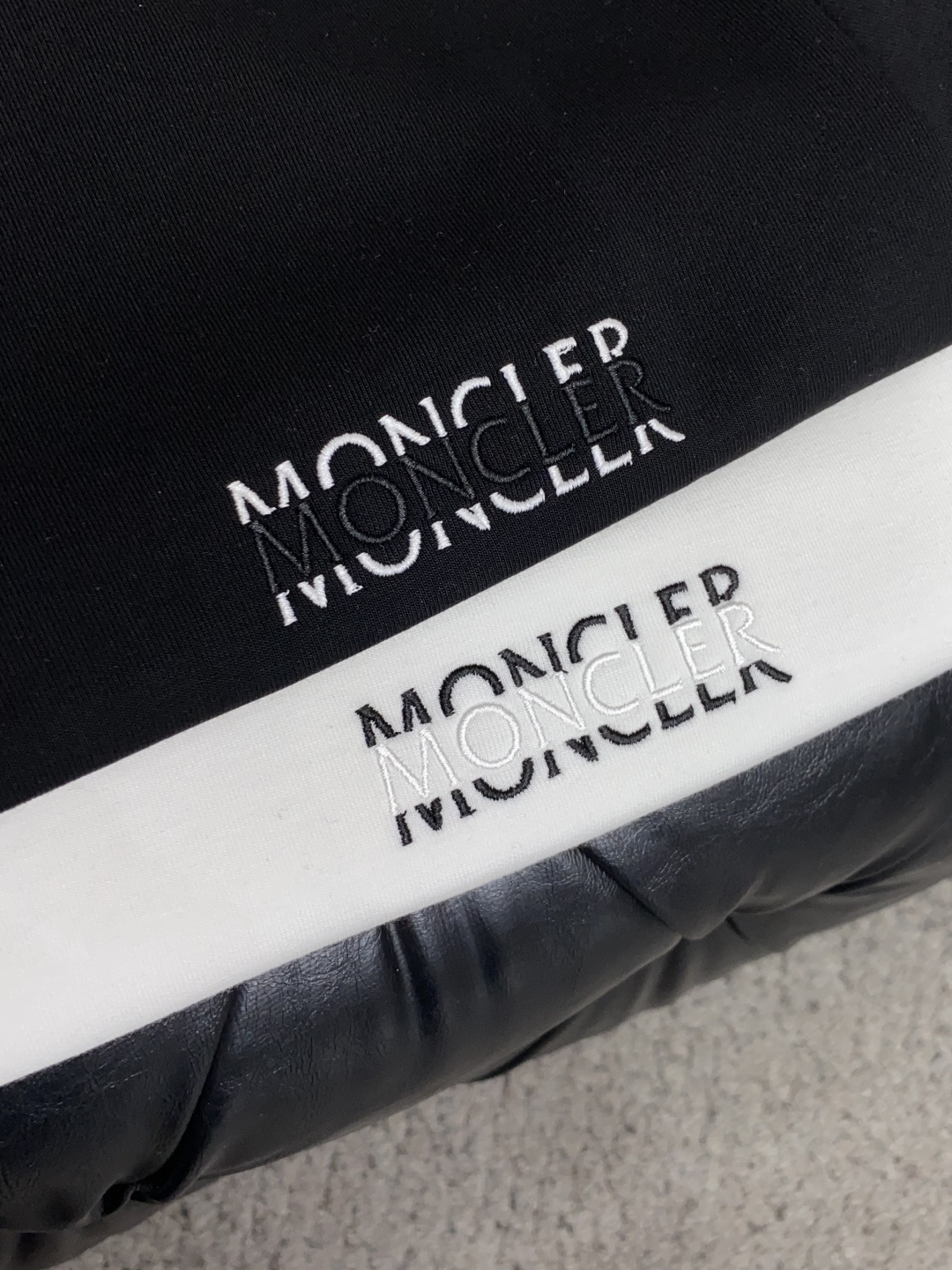 蒙口 2026秋冬 圆领刺绣短袖T恤打底衫 元素性的Logo徽章凸显休闲时尚魅力,依然独领时尚风骚.内搭好伴侣… 客供高 蒙口 2026秋冬 圆领刺绣短袖T恤打底衫 元素性的Logo徽章凸显休闲时尚魅力,依然独领时尚风骚.内搭好伴侣… 客供高