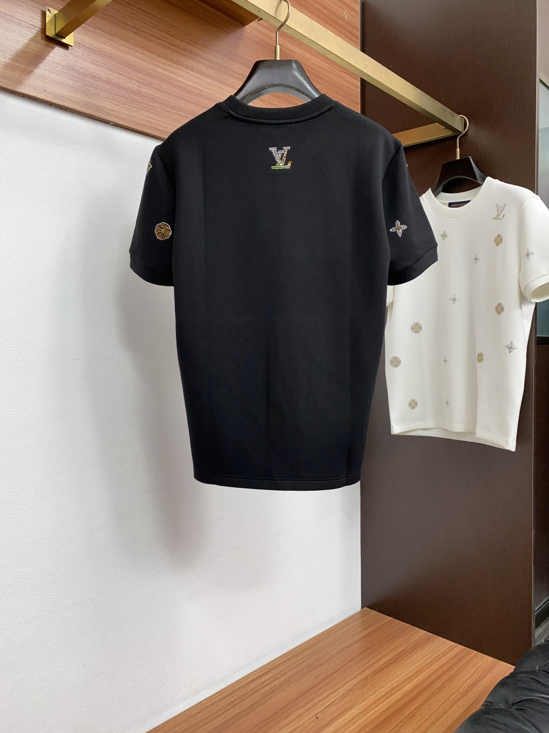1 路易威登 2026秋冬 圆领刺绣短袖T恤打底衫 元素性的Logo徽章凸显休闲时尚魅力,依然独领时尚风骚.内搭好伴侣… 1 路易威登 2026秋冬 圆领刺绣短袖T恤打底衫 元素性的Logo徽章凸显休闲时尚魅力,依然独领时尚风骚.内搭好伴侣…