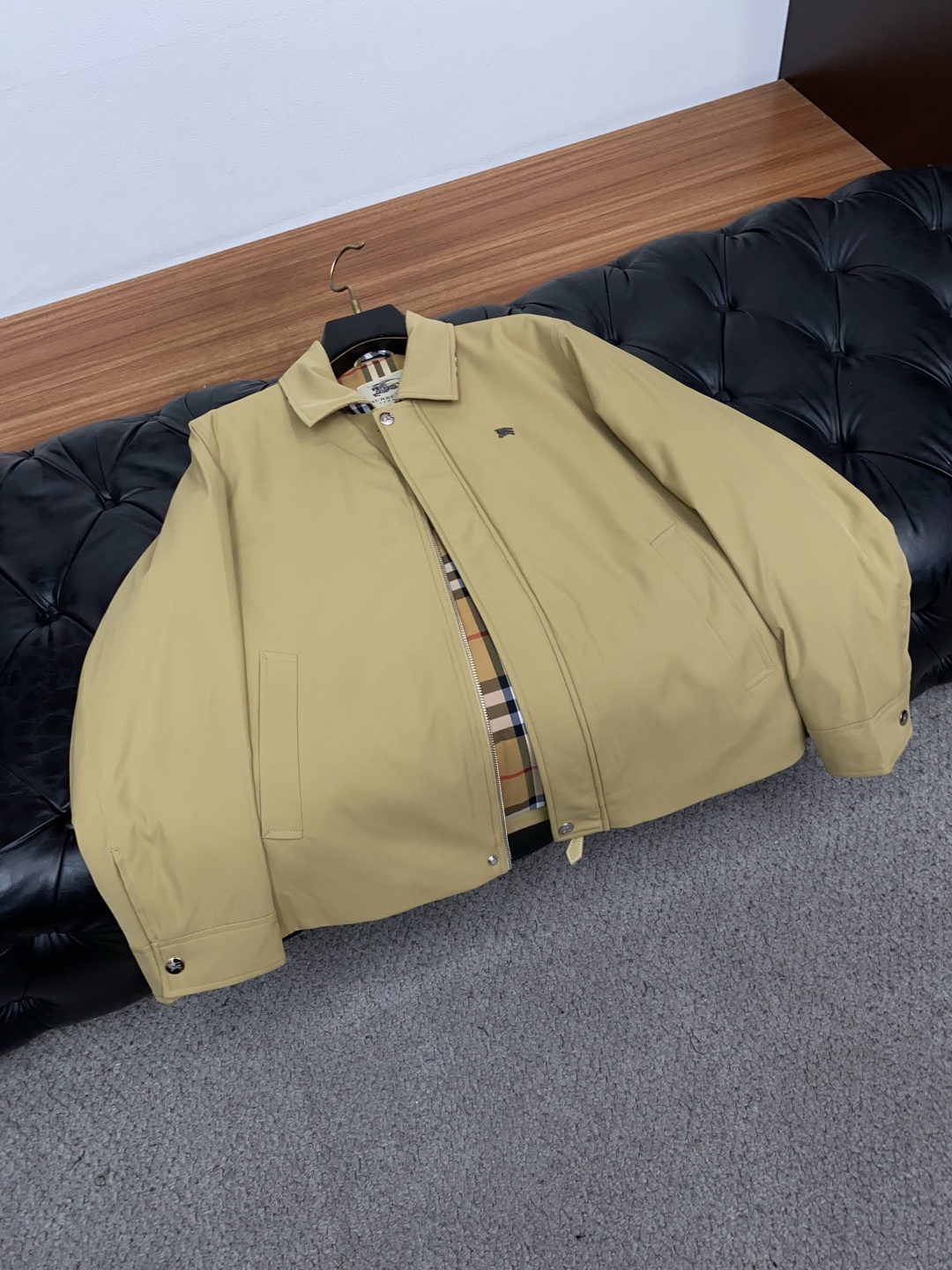 巴宝莉 秋冬新款夹克外套 高品质定制面料 顶级版本贸易公司渠道订单,海外精品独家限定发售,经典即永恒,入手绝对值的 客供 巴宝莉 秋冬新款夹克外套 高品质定制面料 顶级版本贸易公司渠道订单,海外精品独家限定发售,经典即永恒,入手绝对值的 客供