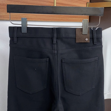 Loro Piana 诺悠翩雅 29-38 2026秋冬新款老钱风直筒 牛仔裤 干净利落剪裁,都市风十足 弹力腰围上身舒 Loro Piana 诺悠翩雅 29-38 2026秋冬新款老钱风直筒 牛仔裤 干净利落剪裁,都市风十足 弹力腰围上身舒