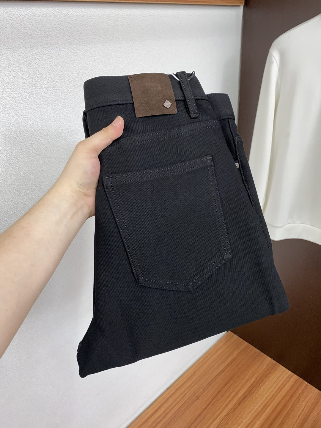Loro Piana 诺悠翩雅 29-38 2026秋冬新款老钱风直筒 牛仔裤 干净利落剪裁，都市风十足 弹力腰围上身舒