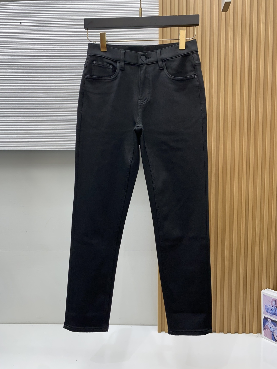 Loro Piana 诺悠翩雅 29-38 2026秋冬新款老钱风直筒 牛仔裤 干净利落剪裁，都市风十足 弹力腰围上身舒