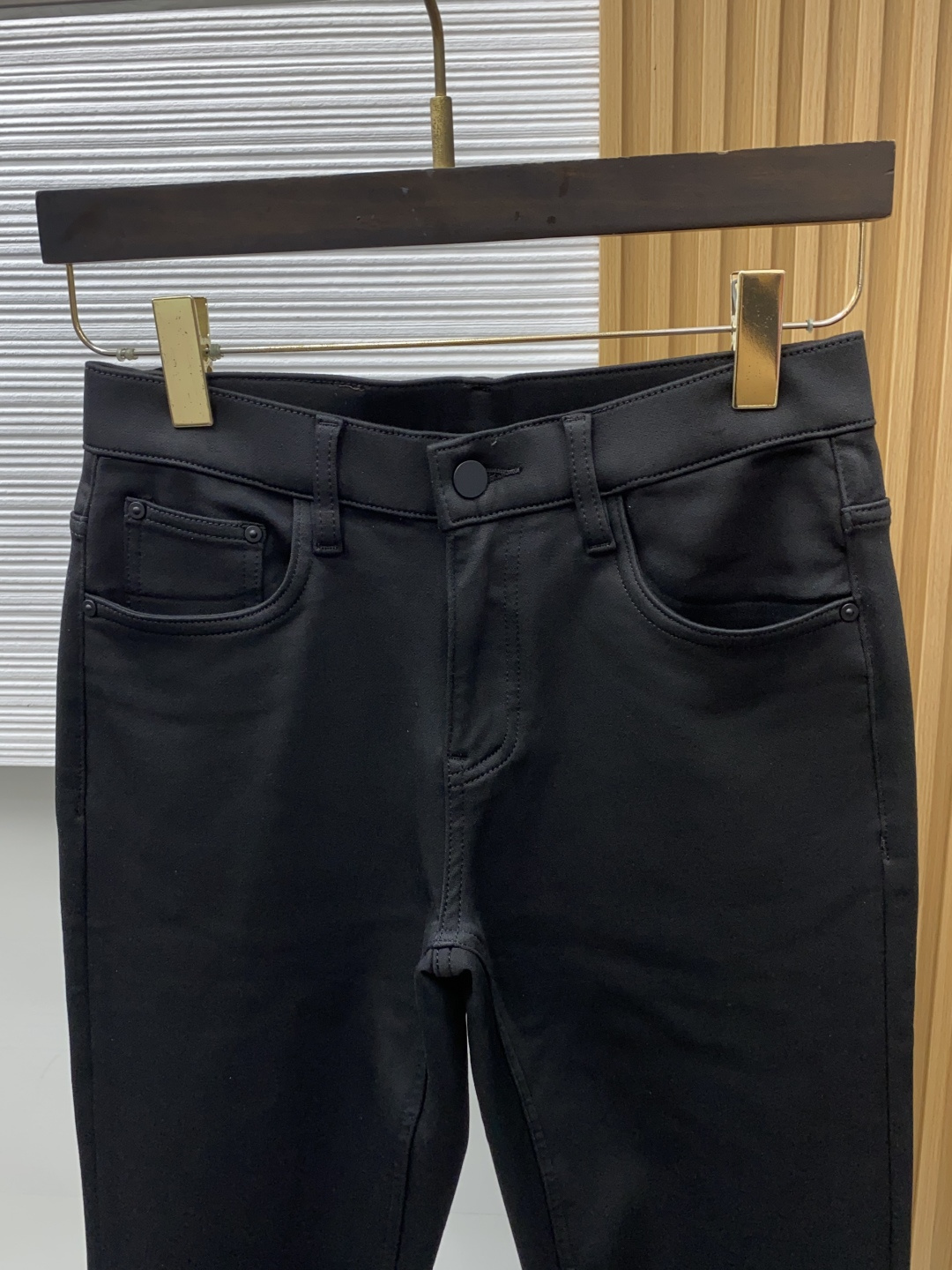Loro Piana 诺悠翩雅 29-38 2026秋冬新款老钱风直筒 牛仔裤 干净利落剪裁，都市风十足 弹力腰围上身舒