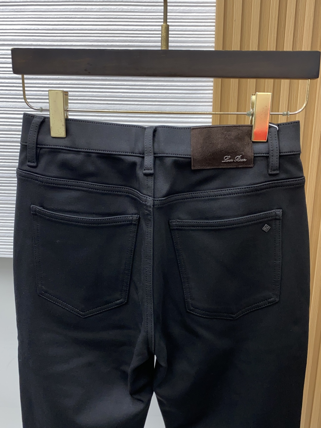 Loro Piana 诺悠翩雅 29-38 2026秋冬新款老钱风直筒 牛仔裤 干净利落剪裁，都市风十足 弹力腰围上身舒