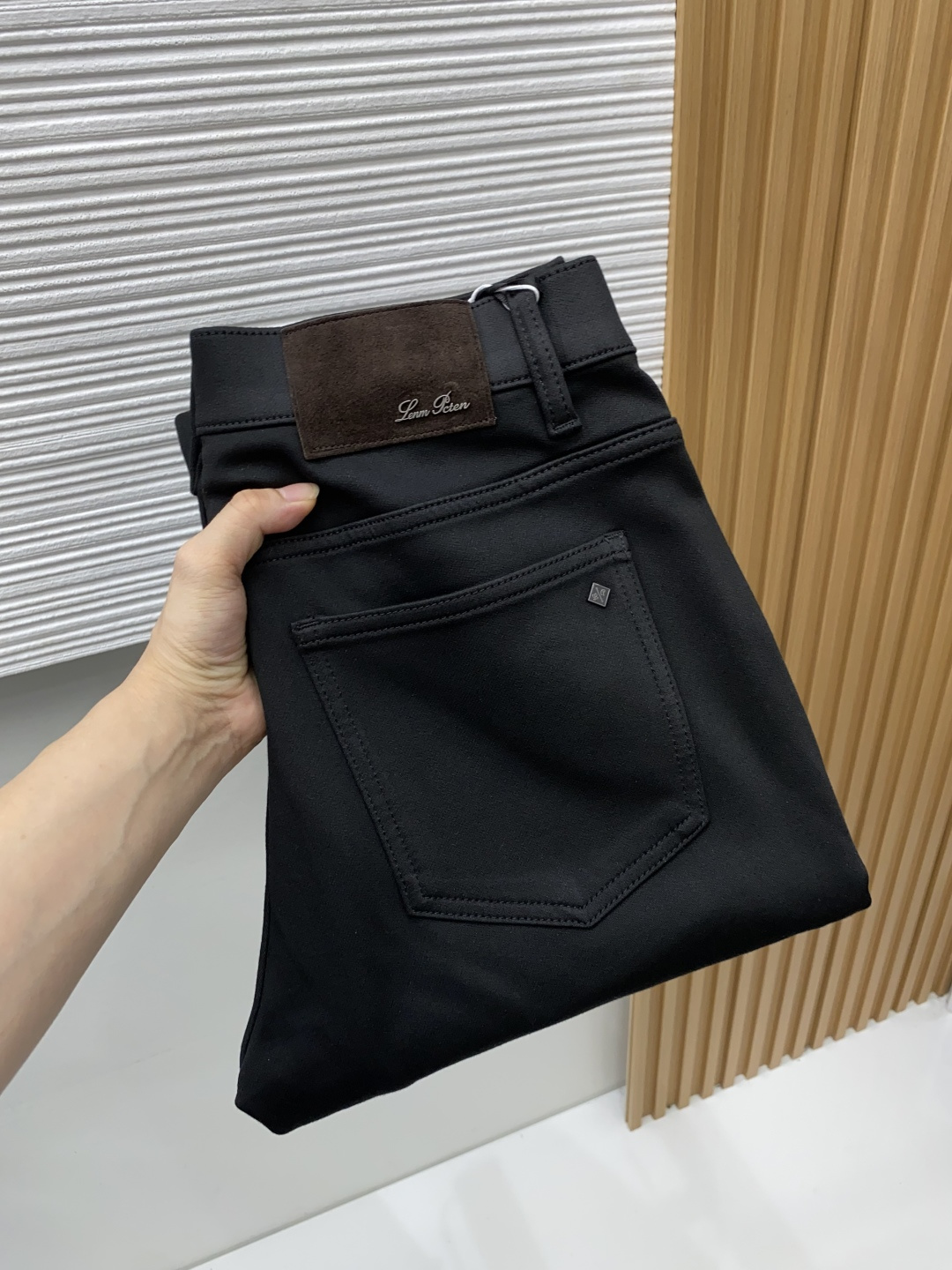 Loro Piana 诺悠翩雅 29-38 2026秋冬新款老钱风直筒 牛仔裤 干净利落剪裁，都市风十足 弹力腰围上身舒
