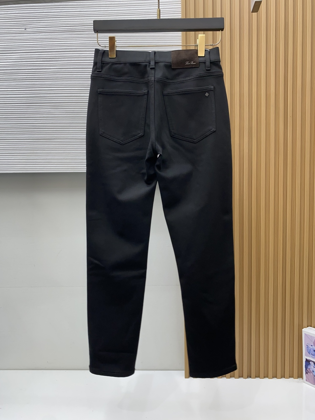 Loro Piana 诺悠翩雅 29-38 2026秋冬新款老钱风直筒 牛仔裤 干净利落剪裁，都市风十足 弹力腰围上身舒