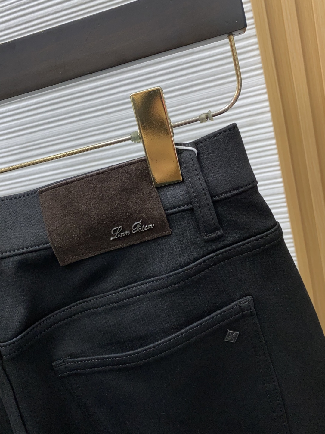Loro Piana 诺悠翩雅 29-38 2026秋冬新款老钱风直筒 牛仔裤 干净利落剪裁，都市风十足 弹力腰围上身舒