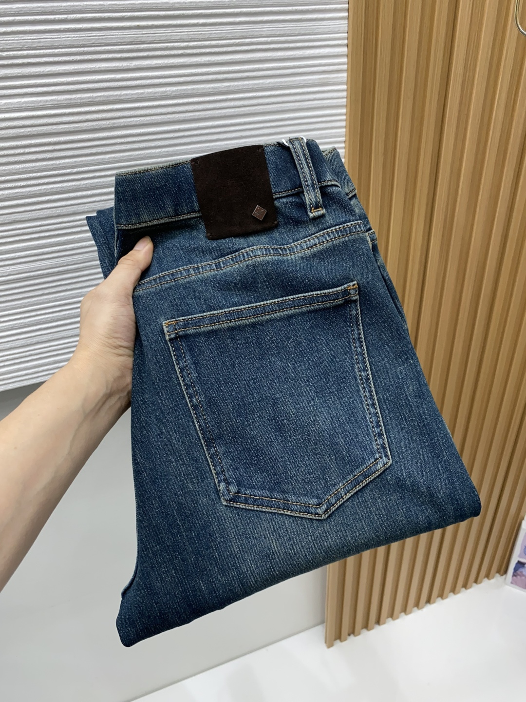 Loro Piana 诺悠翩雅 29-38 2026秋冬新款老钱风直筒 牛仔裤 干净利落剪裁，都市风十足 弹力腰围上身舒