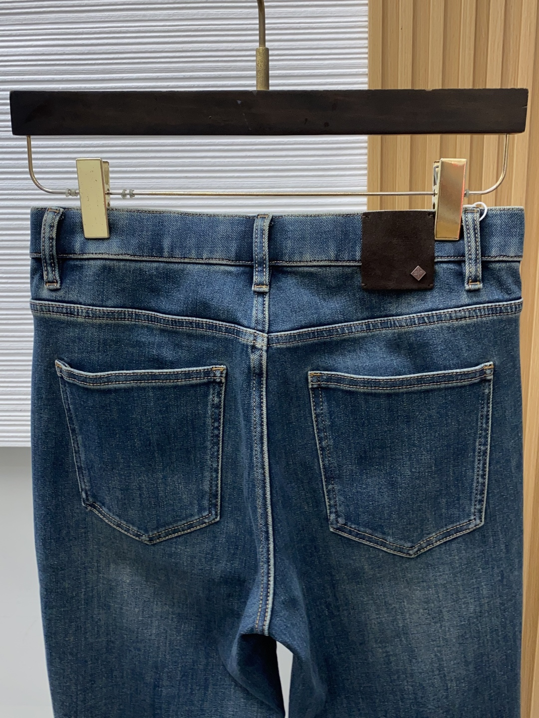 Loro Piana 诺悠翩雅 29-38 2026秋冬新款老钱风直筒 牛仔裤 干净利落剪裁，都市风十足 弹力腰围上身舒