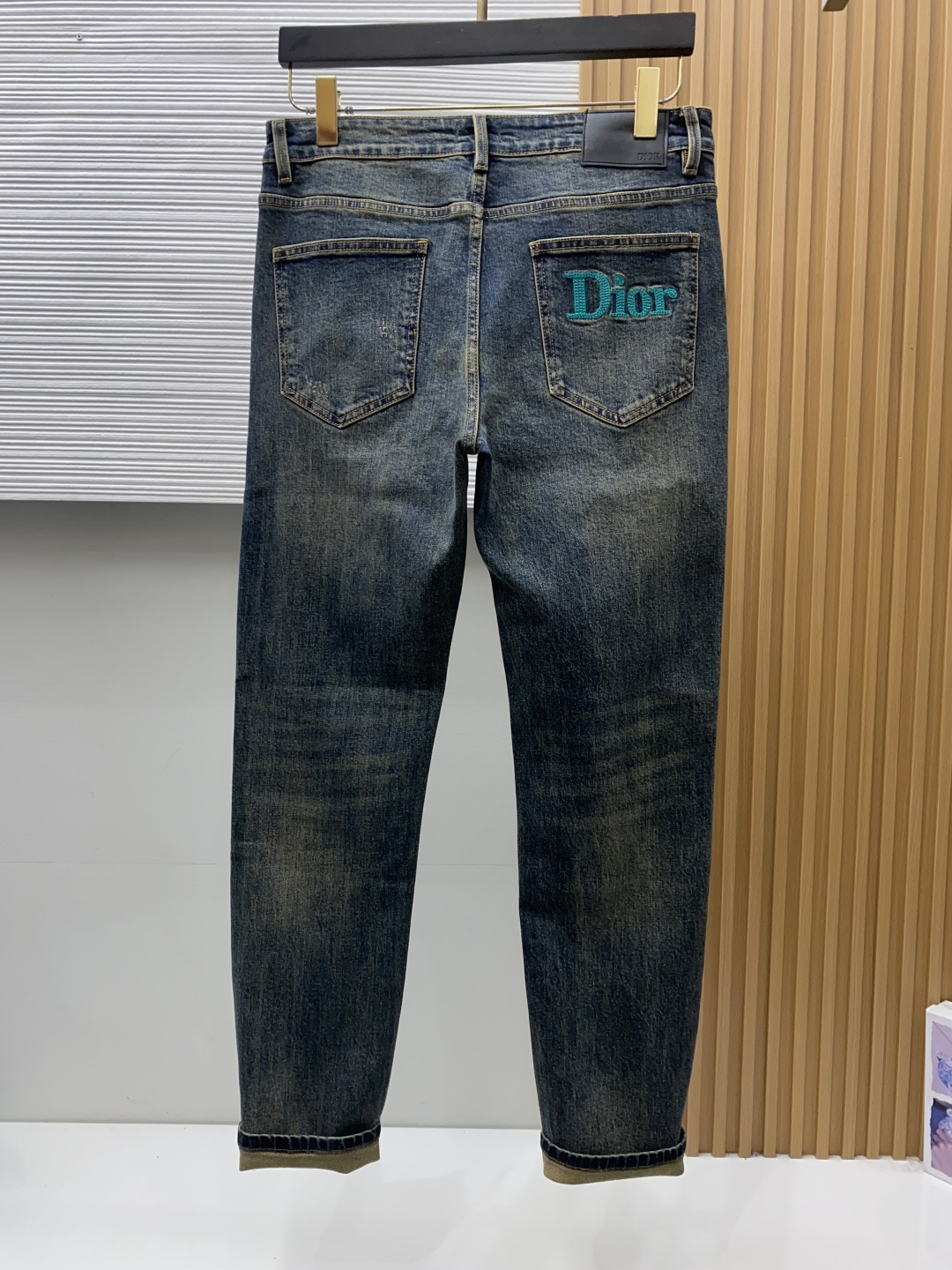 迪奥 29-38 2026秋冬新款 牛仔裤 干净利落剪裁，都市风十足 采用精纺面料手感软糯干爽，上身效果挺括有型。五金精