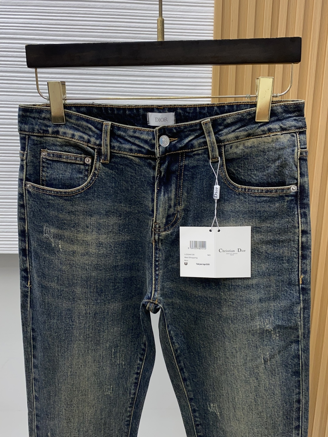 迪奥 29-38 2026秋冬新款 牛仔裤 干净利落剪裁，都市风十足 采用精纺面料手感软糯干爽，上身效果挺括有型。五金精