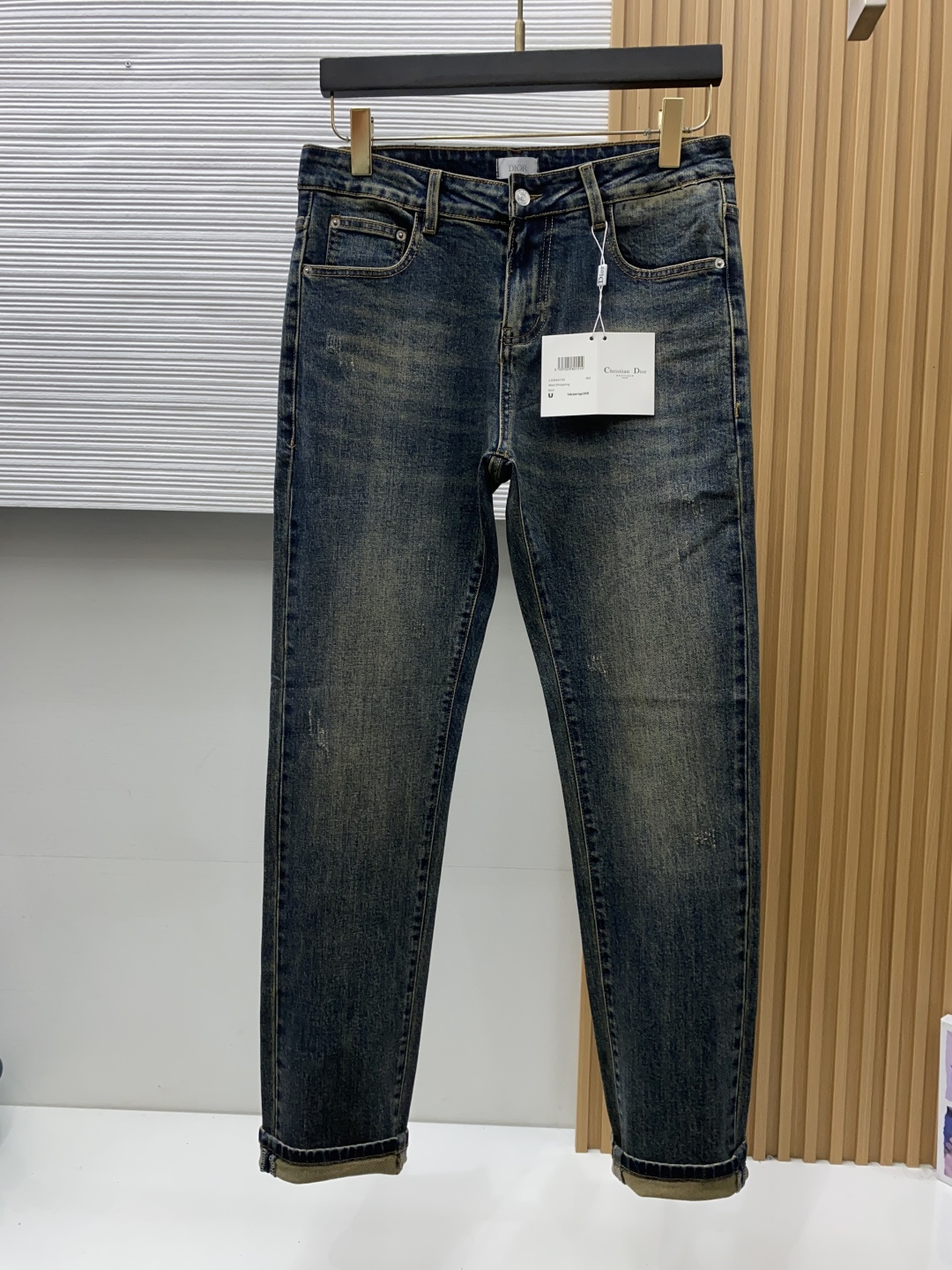 迪奥 29-38 2026秋冬新款 牛仔裤 干净利落剪裁，都市风十足 采用精纺面料手感软糯干爽，上身效果挺括有型。五金精