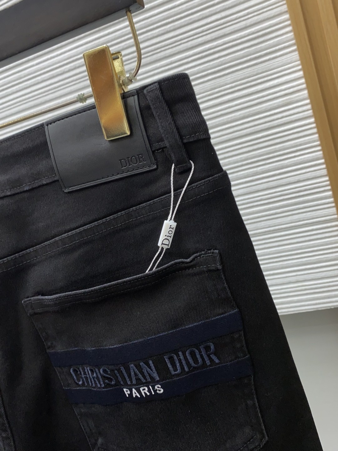 迪奥 29-38 2026秋冬新款 牛仔裤 干净利落剪裁，都市风十足 采用精纺面料手感软糯干爽，上身效果挺括有型。五金精