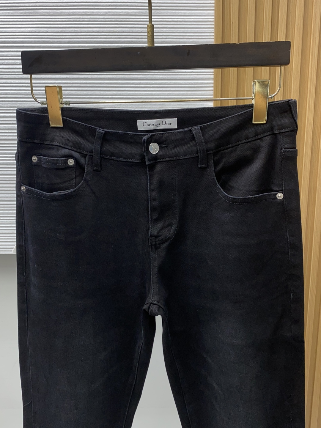 迪奥 29-38 2026秋冬新款 牛仔裤 干净利落剪裁，都市风十足 采用精纺面料手感软糯干爽，上身效果挺括有型。五金精