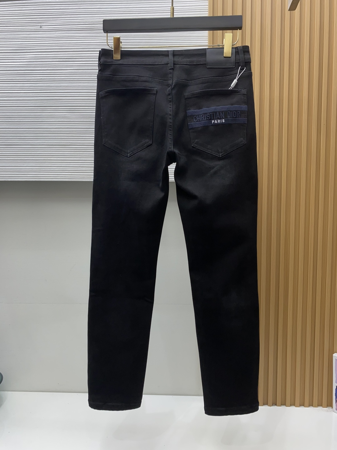 迪奥 29-38 2026秋冬新款 牛仔裤 干净利落剪裁，都市风十足 采用精纺面料手感软糯干爽，上身效果挺括有型。五金精