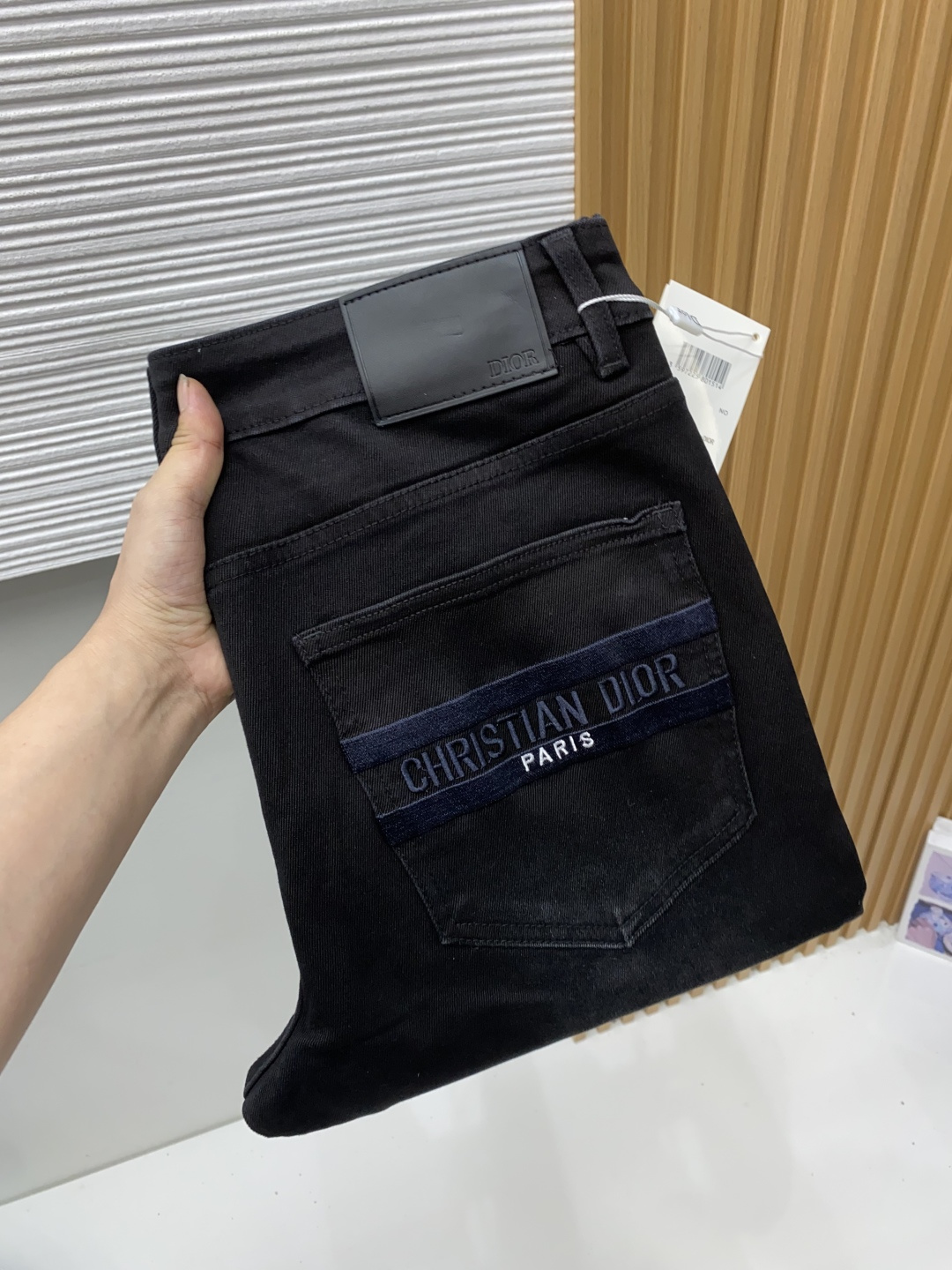 迪奥 29-38 2026秋冬新款 牛仔裤 干净利落剪裁，都市风十足 采用精纺面料手感软糯干爽，上身效果挺括有型。五金精