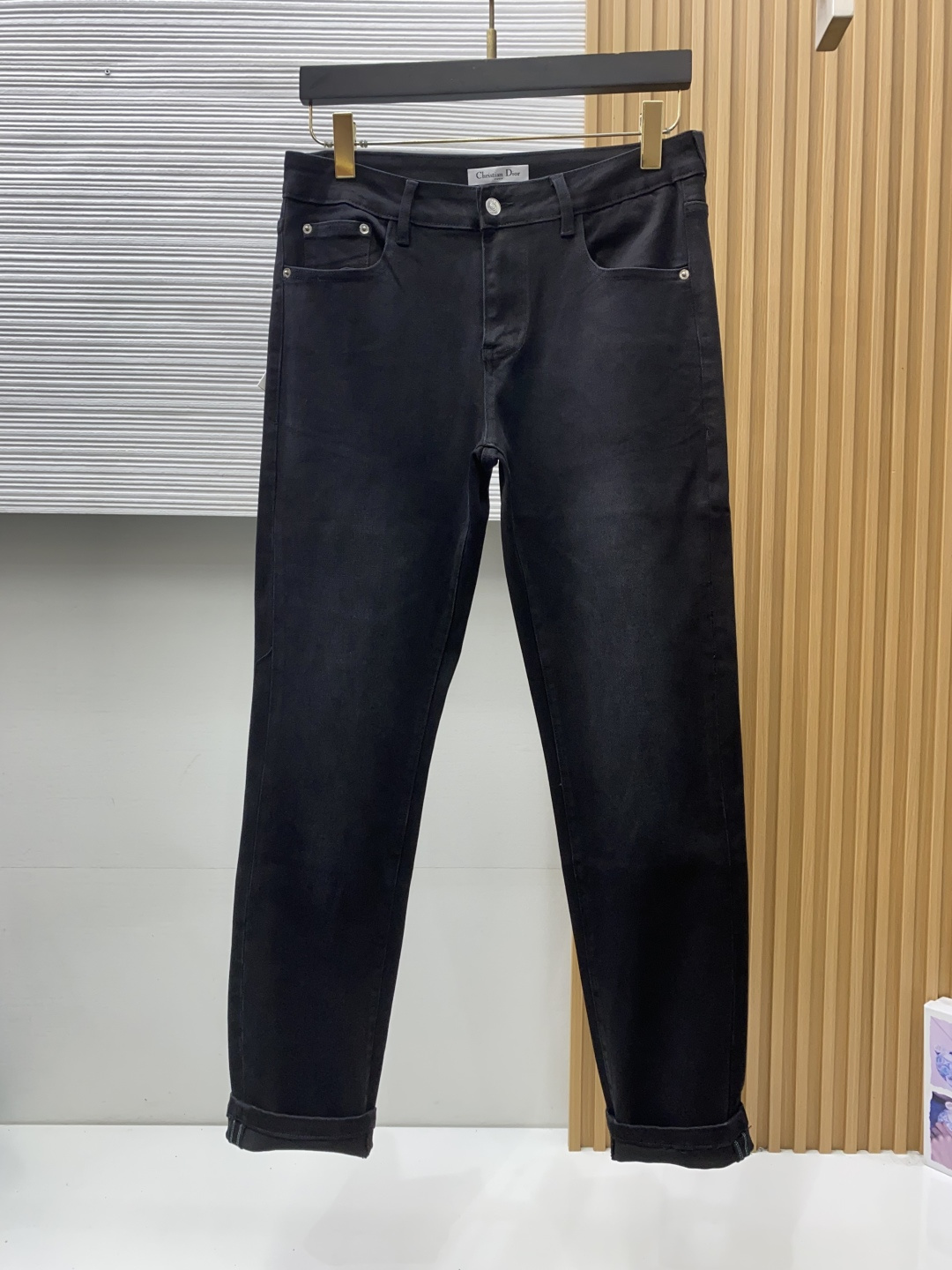迪奥 29-38 2026秋冬新款 牛仔裤 干净利落剪裁，都市风十足 采用精纺面料手感软糯干爽，上身效果挺括有型。五金精