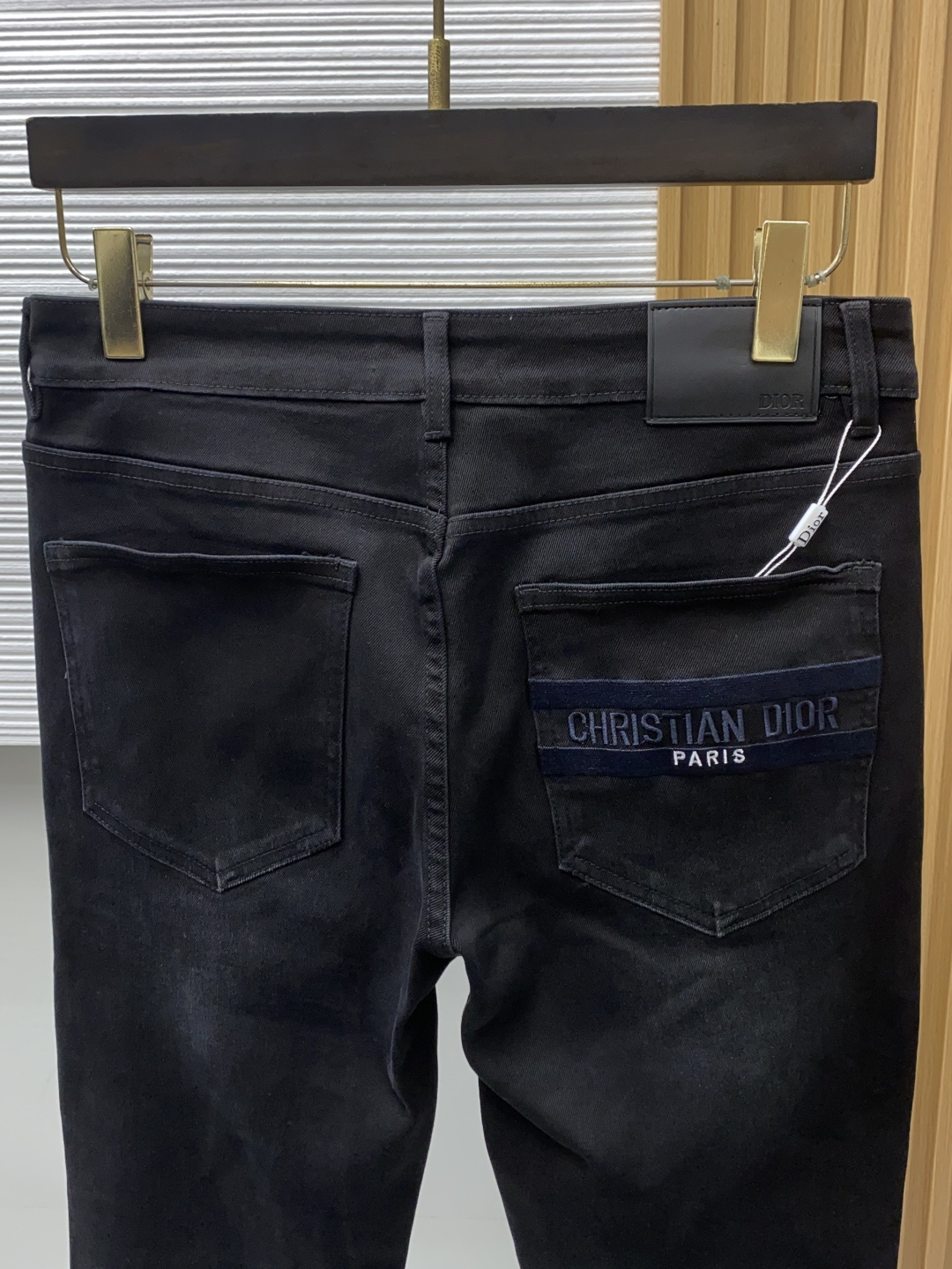 迪奥 29-38 2026秋冬新款 牛仔裤 干净利落剪裁，都市风十足 采用精纺面料手感软糯干爽，上身效果挺括有型。五金精